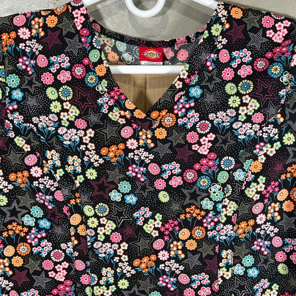 Dickies Floral Star Print V-Neck Scrub Top Black Size Large Colorful